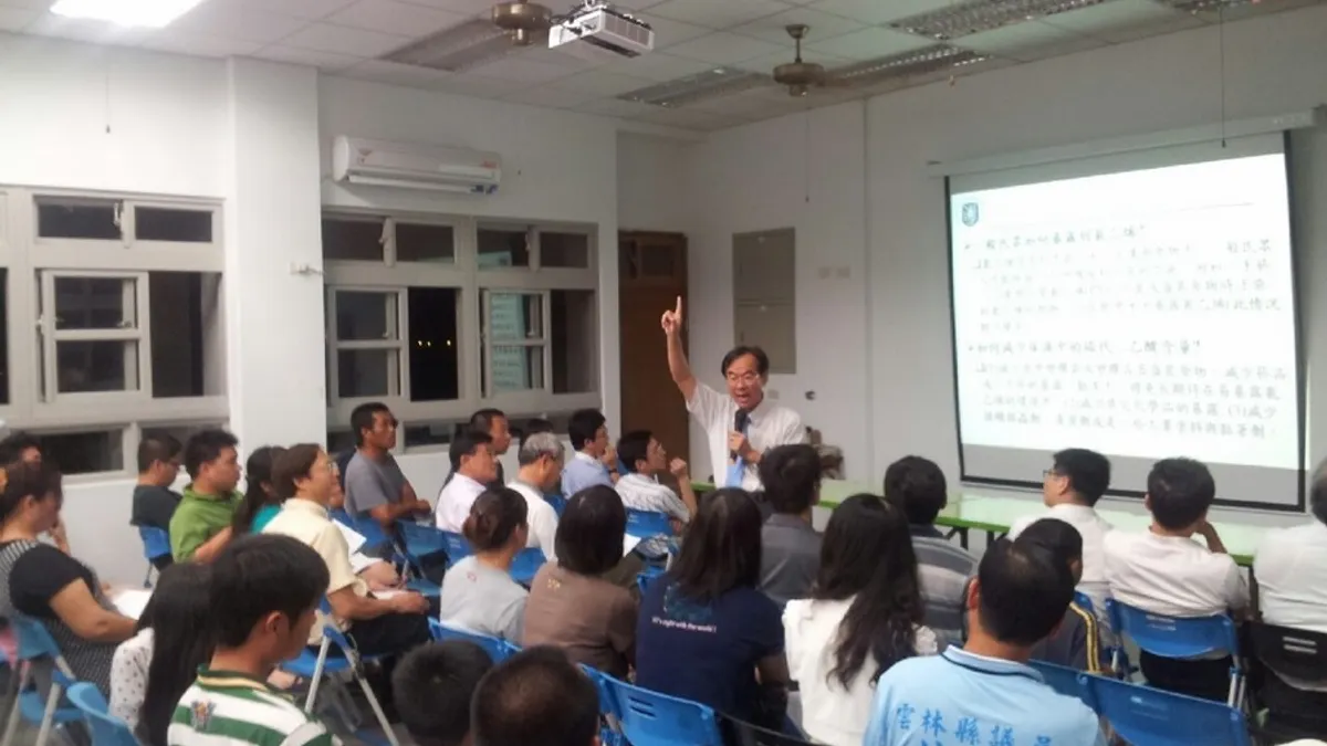 國衛院江宏哲(圖中講者)率研究團隊,到麥寮鄉橋頭國小許厝分校召開說明會,現場座無虛席。(資料照/《自從六輕來了》電子報提供)