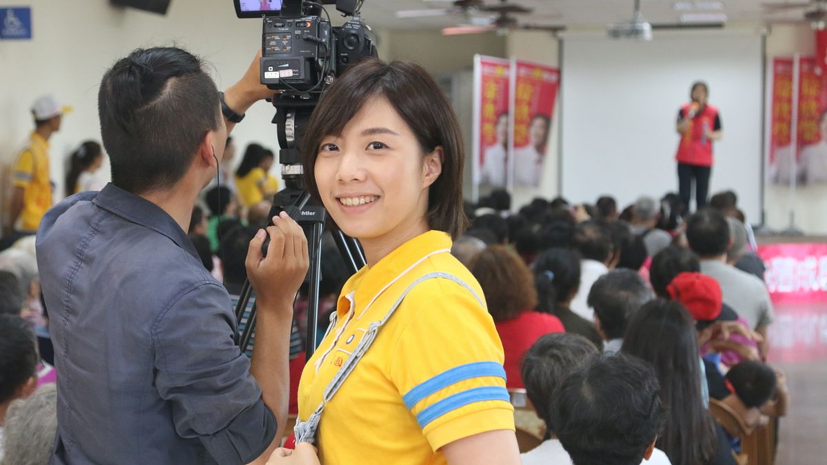 徐欣瑩辦公室的「學妹」李玫溫柔形象深受網友喜愛。(圖/徐欣瑩辦公室提供) 徐欣瑩辦公室的「學妹」李玫溫柔形象深受網友喜愛。(圖/徐欣瑩辦公室提供)