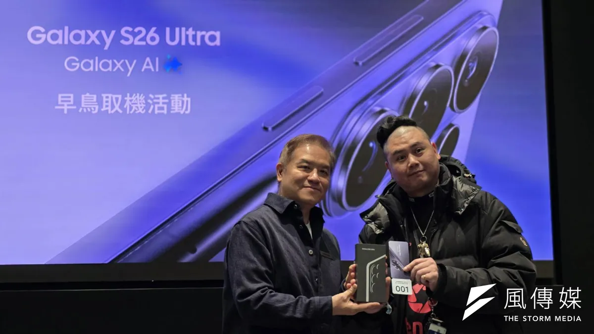 台灣三星電子行動通訊事業部總經理陳啓蒙(左)與首位取機民眾合照。(魏鑫陽攝)
