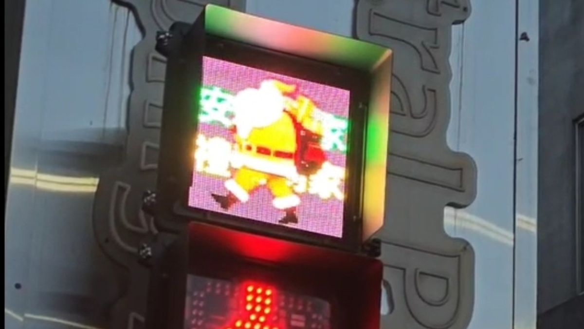 行人專用號誌出現聖誕老公公的身影,讓民眾直呼驚喜、有趣。(圖/高雄市交通局提供) 行人專用號誌出現聖誕老公公的身影,讓民眾直呼驚喜、有趣。(圖/高雄市交通局提供)