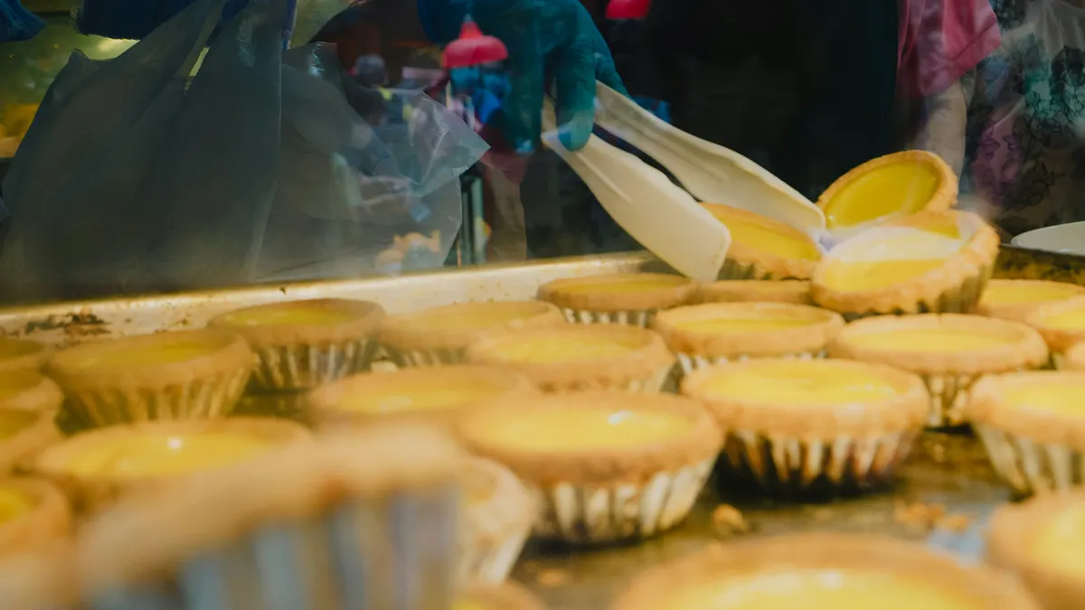 港澳必買十大伴手禮從玩具公仔、曲奇、蛋撻(蛋塔),到杏仁餅,有吃有拿,美味與紀念價值兼具。(示意圖/取自unsplash)