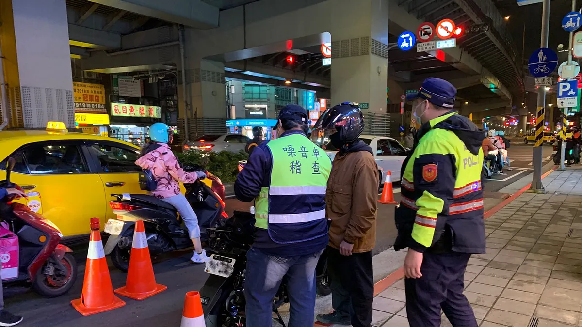 環保局聯合警察局進行夜間攔查。(圖/新北市環保局提供) 環保局聯合警察局進行夜間攔查。(圖/新北市環保局提供)