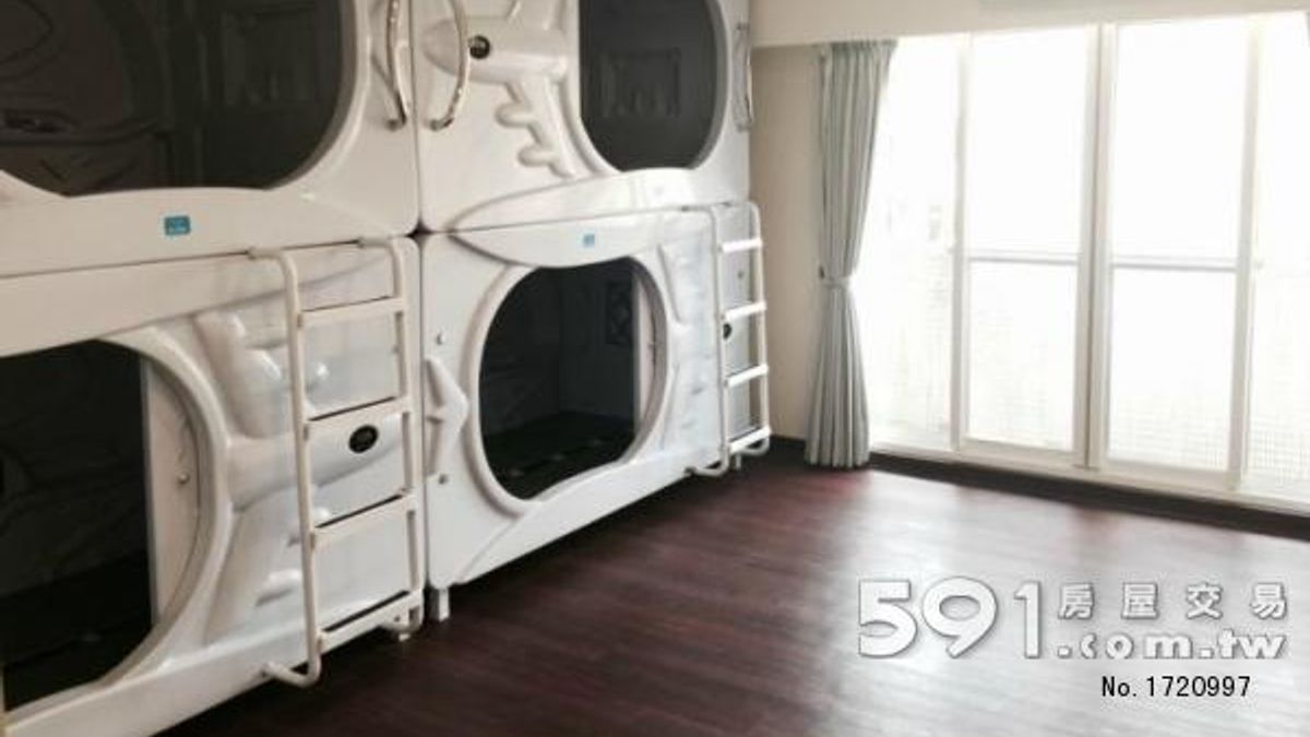 4個太空艙床位放置在雅房中,每人1個月仍要7000元租金,接近單人套房的價格。(圖片取自591租屋網) 4個太空艙床位放置在雅房中,每人1個月仍要7000元租金,接近單人套房的價格。(圖片取自591租屋網)
