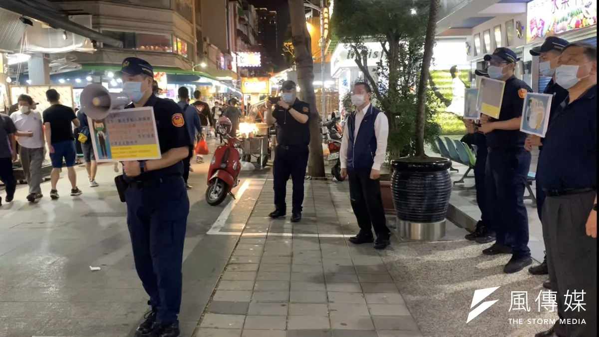 高市警察局長李永癸擔心觀光人潮變成疫情破口,帶領新興分局分局長戴台捷等深入高雄市知名景點新崛江商圈、六合夜市進行社交距離宣導。(圖/徐炳文攝)