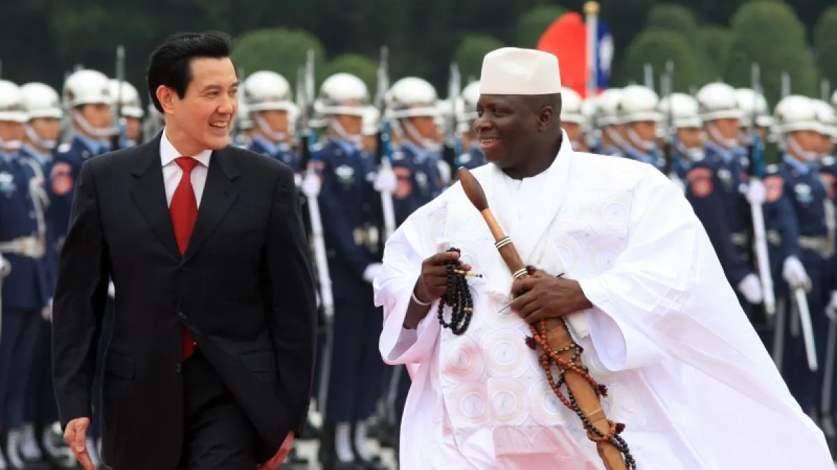 甘比亞總統賈梅(Yahya A.J.J. Jammeh,右)訪台時,總統馬英九熱情接特。(取自總統府網站)