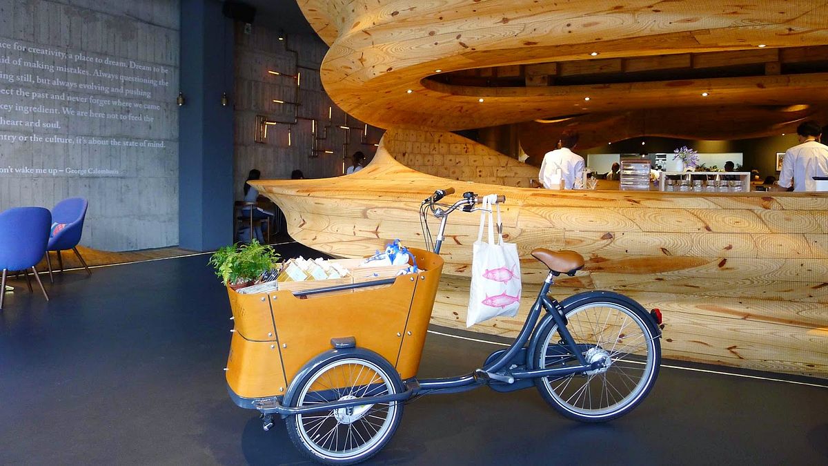 一進門,最引人矚目的就是這個巨大的木吧台 一進門,最引人矚目的就是這個巨大的木吧台