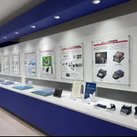 住友電工は、伝送容量を従来の2倍に高める次世代「2コア光ファイバ」の量産技術と、過酷な海中環境での長期使用に耐える高精度な融着接続技術を確立し、生成AI時代の国際通信を支えている。(黄信維撮影) 住友電工は、伝送容量を従来の2倍に高める次世代「2コア光ファイバ」の量産技術と、過酷な海中環境での長期使用に耐える高精度な融着接続技術を確立し、生成AI時代の国際通信を支えている。(黄信維撮影)