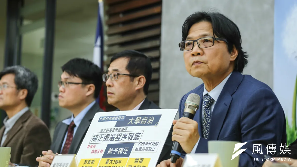 葉俊榮(右一)認知台大遴選會已不可期待,是到處理的時機了。(陳品佑攝)