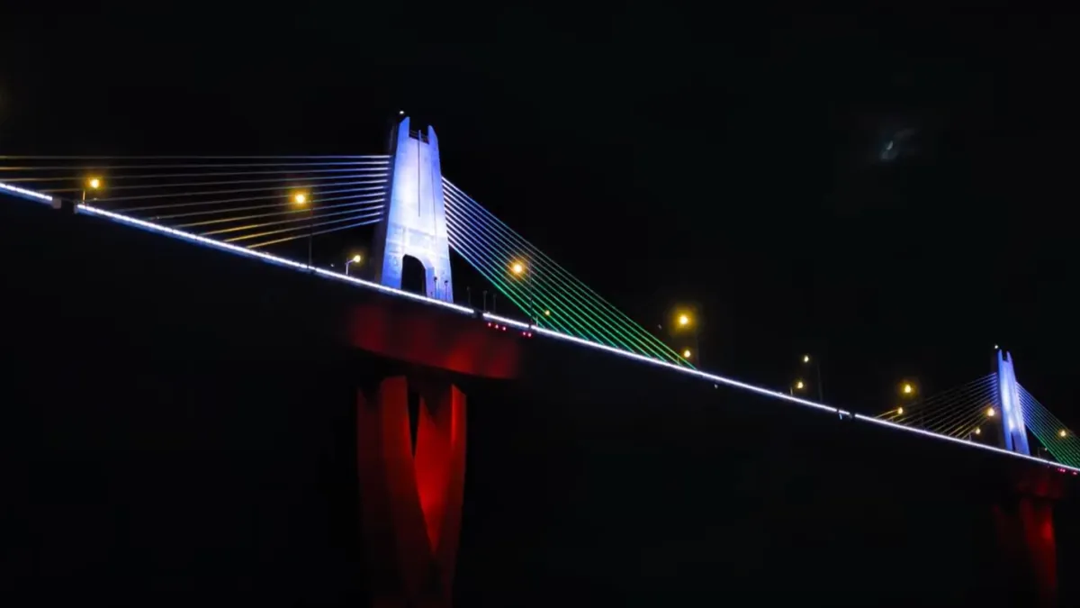 搭乘藍色公路觀光遊艇,夜遊金門大橋。(圖/陳逸群攝)