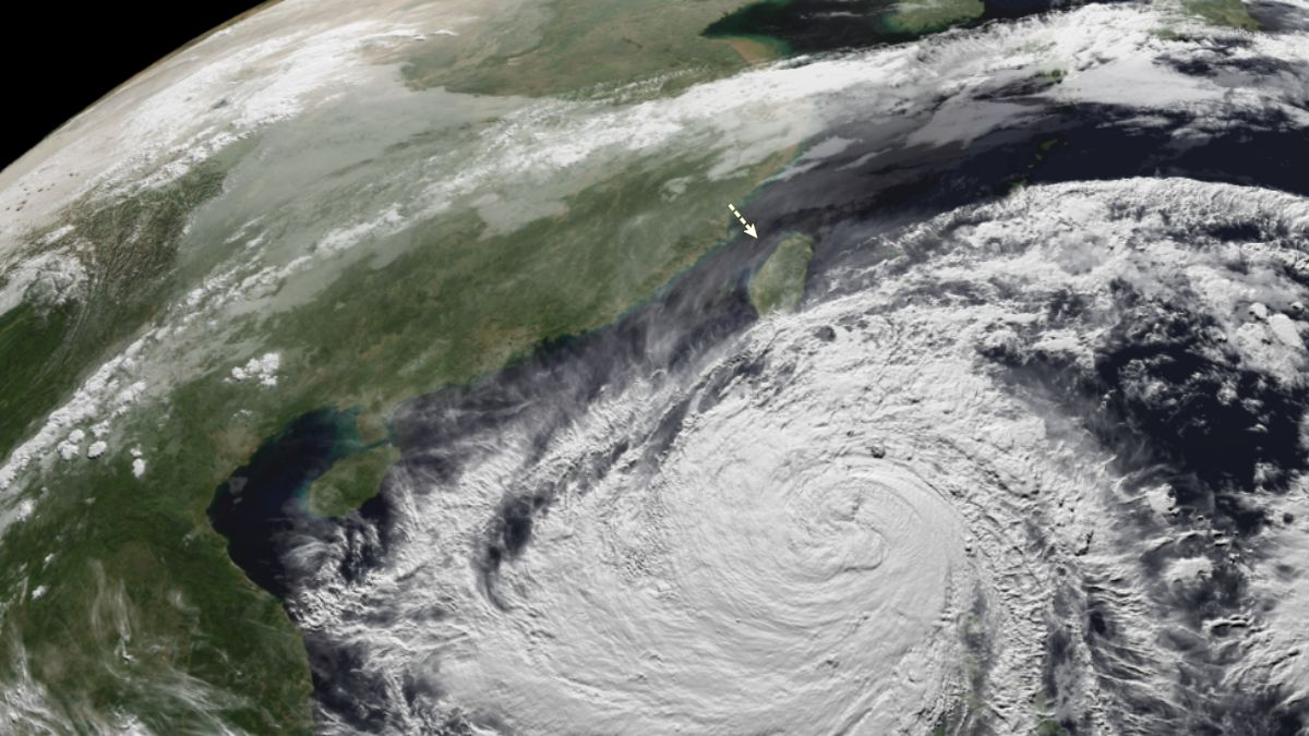 鳳凰颱風共伴雨彈明起狂炸!紫爆範圍曝「半個台灣沒了」2天12縣市停班課機率高,10天預報一次看