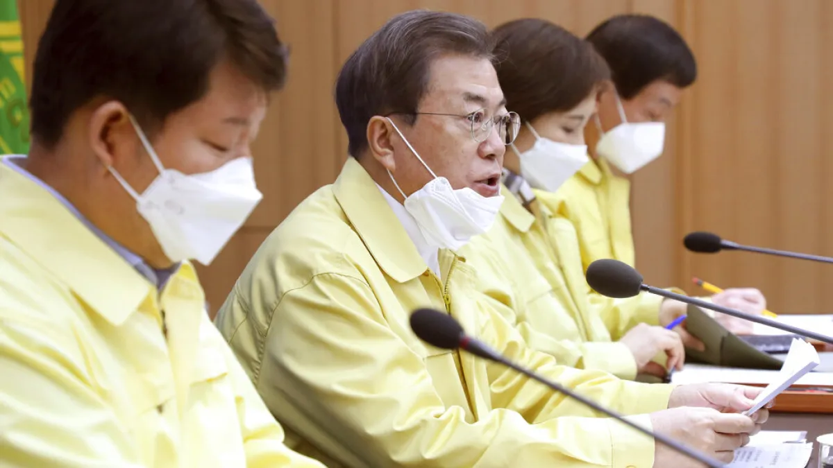 南韓總統文在寅25日前進疫情最嚴重的大邱市,與大邱市長權泳臻召開特別對策會議。(美聯社)