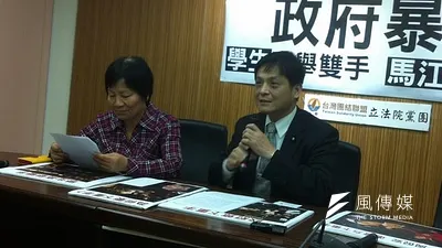 台聯立院黨團不滿立委周倪安在警方驅離闖入行政院的學生時遭打傷,表示未來將拒絕參加朝野協商。圖為警政署副署長蔡俊章及台聯立委葉津玲。(顏振凱攝)