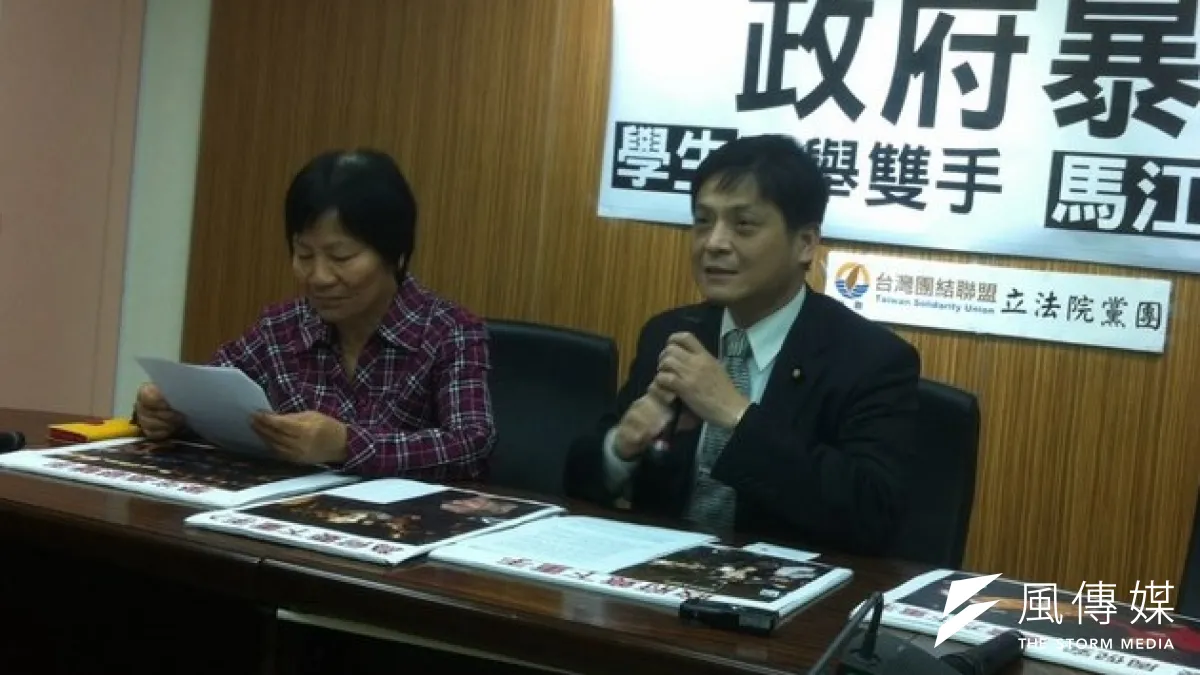 台聯立院黨團不滿立委周倪安在警方驅離闖入行政院的學生時遭打傷,表示未來將拒絕參加朝野協商。圖為警政署副署長蔡俊章及台聯立委葉津玲。(顏振凱攝)