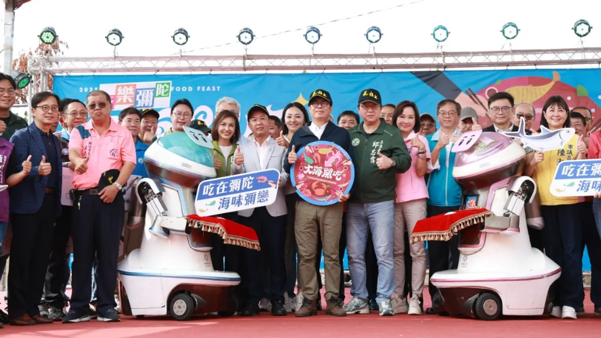 2025大海開吃首站於彌陀開跑,陳其邁見證漁船載運虱目魚進港,船鳴與鞭炮聲響徹漁港天際,以「魚光滿滿,豐收滿滿」儀式為活動揭開序幕。(圖/高市府提供) 2025大海開吃首站於彌陀開跑,陳其邁見證漁船載運虱目魚進港,船鳴與鞭炮聲響徹漁港天際,以「魚光滿滿,豐收滿滿」儀式為活動揭開序幕。(圖/高市府提供)