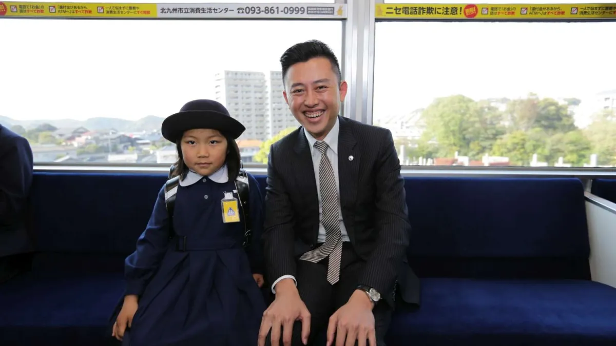 新竹市長林智堅(中)前往日本北九州市,考察全日本首座「跨座式高架輕軌」。(新竹市政府提供)