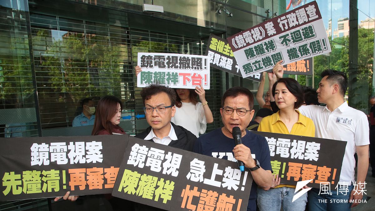 國民黨立委賴士葆及立院黨團成員3日至NCC抗議,遭阻擋進入。(顏麟宇攝) 國民黨立委賴士葆及立院黨團成員3日至NCC抗議,遭阻擋進入。(顏麟宇攝)