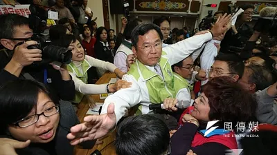 立法院13日審查服貿協議的議程,藍綠再爆肢體衝突。(吳逸驊攝)