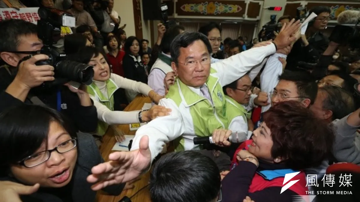 立法院13日審查服貿協議的議程,藍綠再爆肢體衝突。(吳逸驊攝)