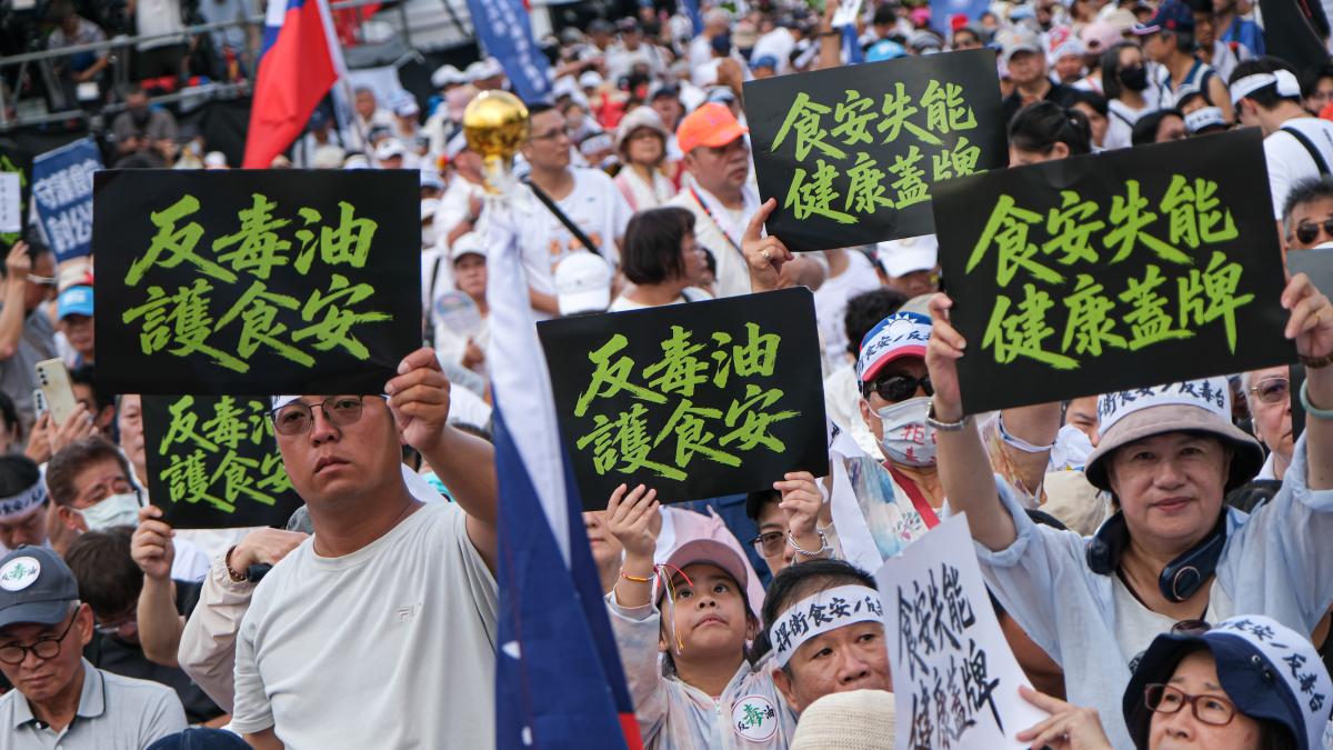 「小小多山的國家到處致癌油!」大罷免滿1周年 沈政男諷挺罷作家:有吭半聲嗎?