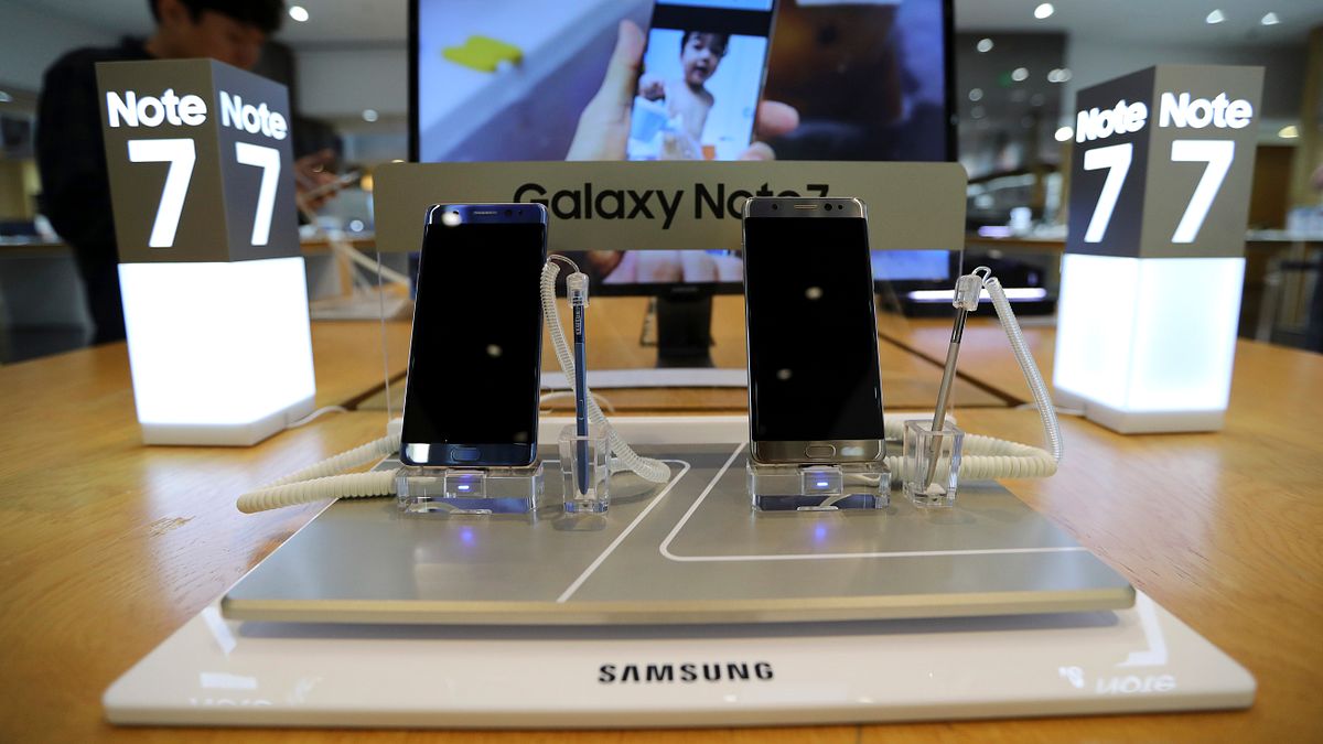 三星旗艦手機Galaxy Note 7頻傳爆炸,韓媒稱三星已經決定停產。(美聯社) 三星旗艦手機Galaxy Note 7頻傳爆炸,韓媒稱三星已經決定停產。(美聯社)