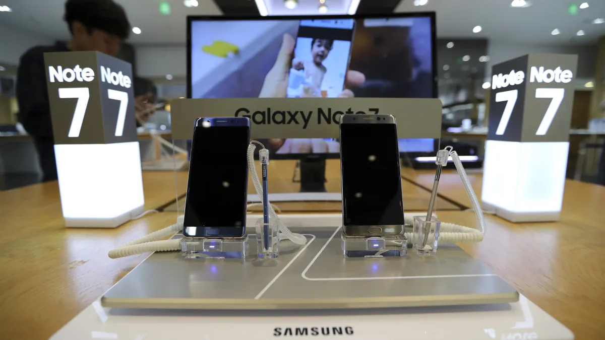 三星旗艦手機Galaxy Note 7頻傳爆炸,韓媒稱三星已經決定停產。(美聯社)