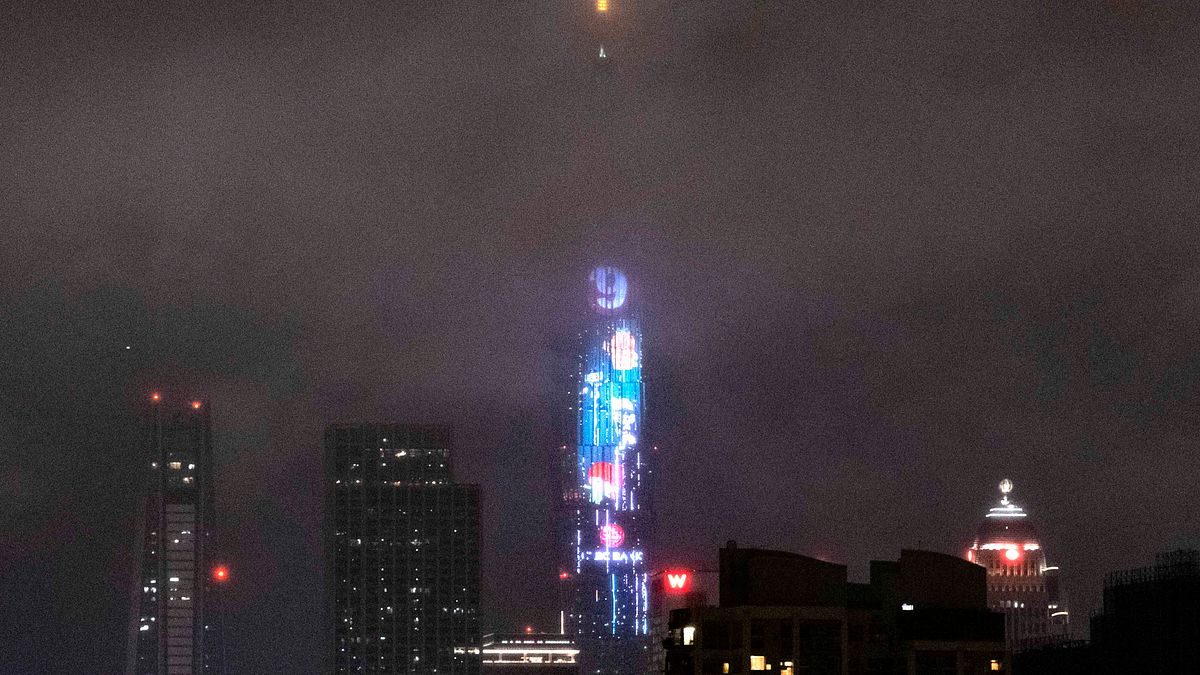 台北101跨年倒數有亮點! 中信兄弟超人氣小翔、「台灣阿龍」及「小火子」等中國信託集團吉祥物登上120秒動畫。(圖/中國信託銀行提供) 台北101跨年倒數有亮點! 中信兄弟超人氣小翔、「台灣阿龍」及「小火子」等中國信託集團吉祥物登上120秒動畫。(圖/中國信託銀行提供)