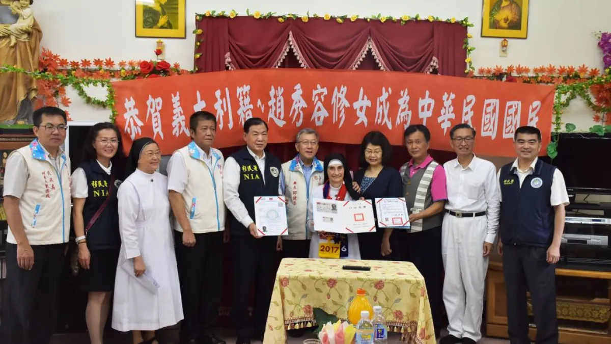 義大利修女趙秀容在台灣偏鄉奉獻半世紀,今(14)日終於取得台灣身分證。(新竹縣政府提供)