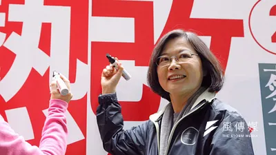 民進黨總統候選人蔡英文6日再度替民進黨立院黨團總召集人柯建銘催票。圖為蔡英文6日前往台北北投參加活動。(蔡耀徵攝)