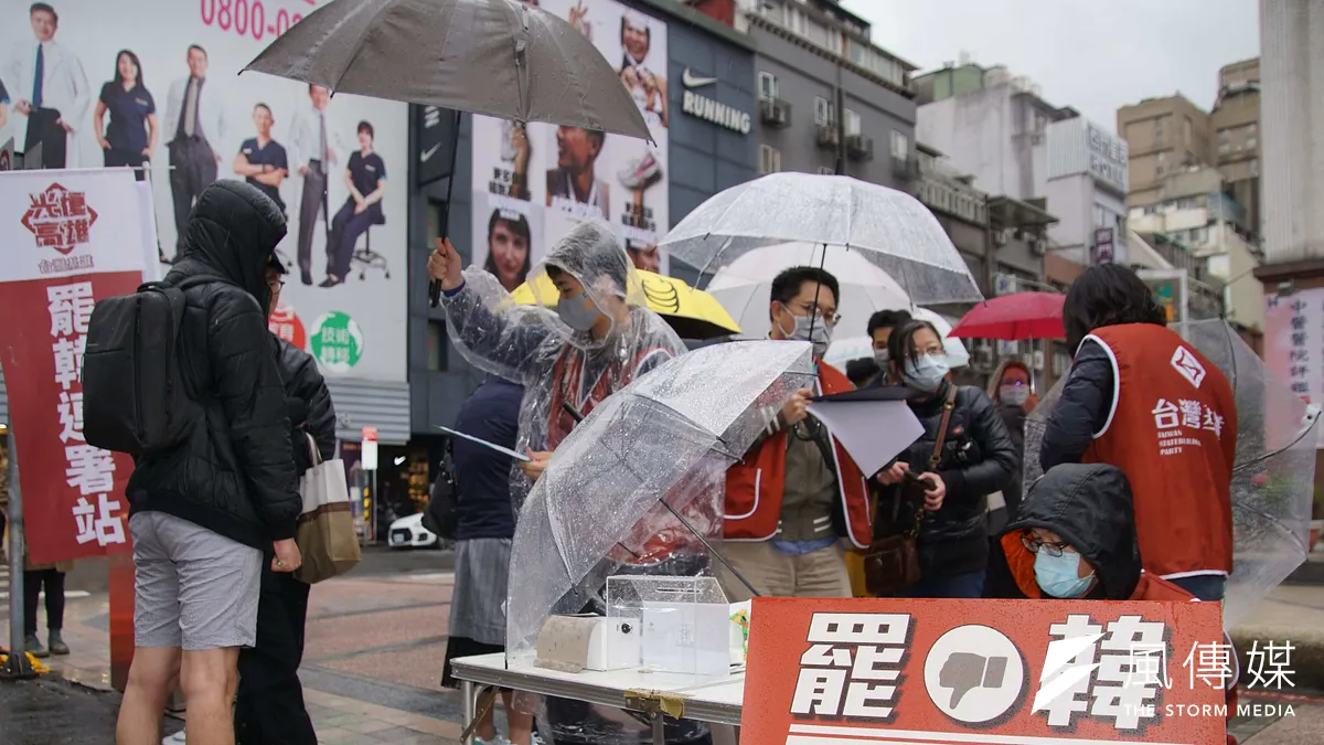 高雄市長韓國瑜現正面對罷免危機,罷韓團體表示,第二階段的連署書數現已突破50萬份。圖為日前不少民眾冒雨參與罷韓連署。(資料照,盧逸峰攝)