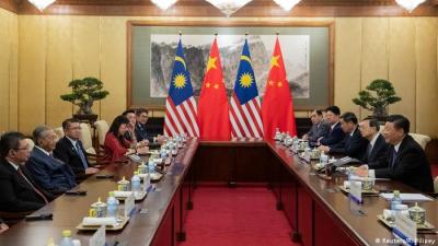 8月20日,首次訪華的馬哈蒂爾與習近平在北京釣角台國賓館會面。 Malaysias Premier Mahathir Mohamad in China (Reuters/R. Pilipey)