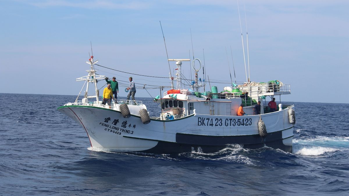 勞動部表示,本次生活照顧服務計畫書修正重點為新增船上居住類型的檢查事項,例如,雇主應依船員人數配備適當的船用烹飪設施、船員應有其個人床舖、船上應配置救生與消防設備,以及公告相關諮詢保護專線資訊等。(資料照,海巡署海洋巡防總局南部地區機動海巡隊提供) 勞動部表示,本次生活照顧服務計畫書修正重點為新增船上居住類型的檢查事項,例如,雇主應依船員人數配備適當的船用烹飪設施、船員應有其個人床舖、船上應配置救生與消防設備,以及公告相關諮詢保護專線資訊等。(資料照,海巡署海洋巡防總局南部地區機動海巡隊提供)
