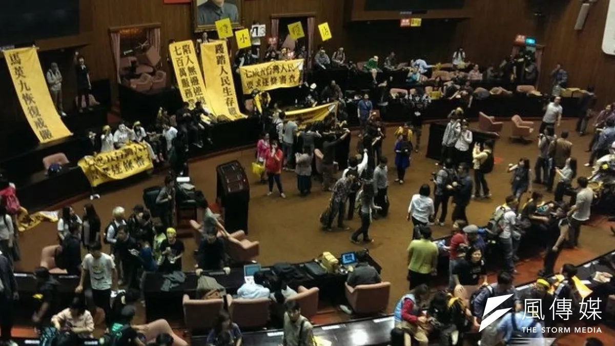 成功佔領凱道並退場後,誰還記得兵荒馬亂的那一夜,學生為了什麼佔領立法院?(吳逸驊攝)