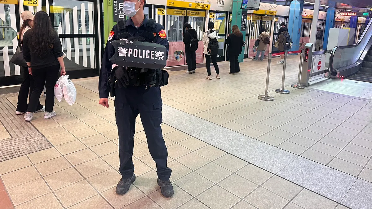台北車站及台北捷運中山站周邊19日晚間發生丟擲煙霧彈及持刀隨機傷人案,造成9人傷亡,警方加派警力進駐捷運站。(資料照,警政署提供) 台北車站及台北捷運中山站周邊19日晚間發生丟擲煙霧彈及持刀隨機傷人案,造成9人傷亡,警方加派警力進駐捷運站。(資料照,警政署提供)
