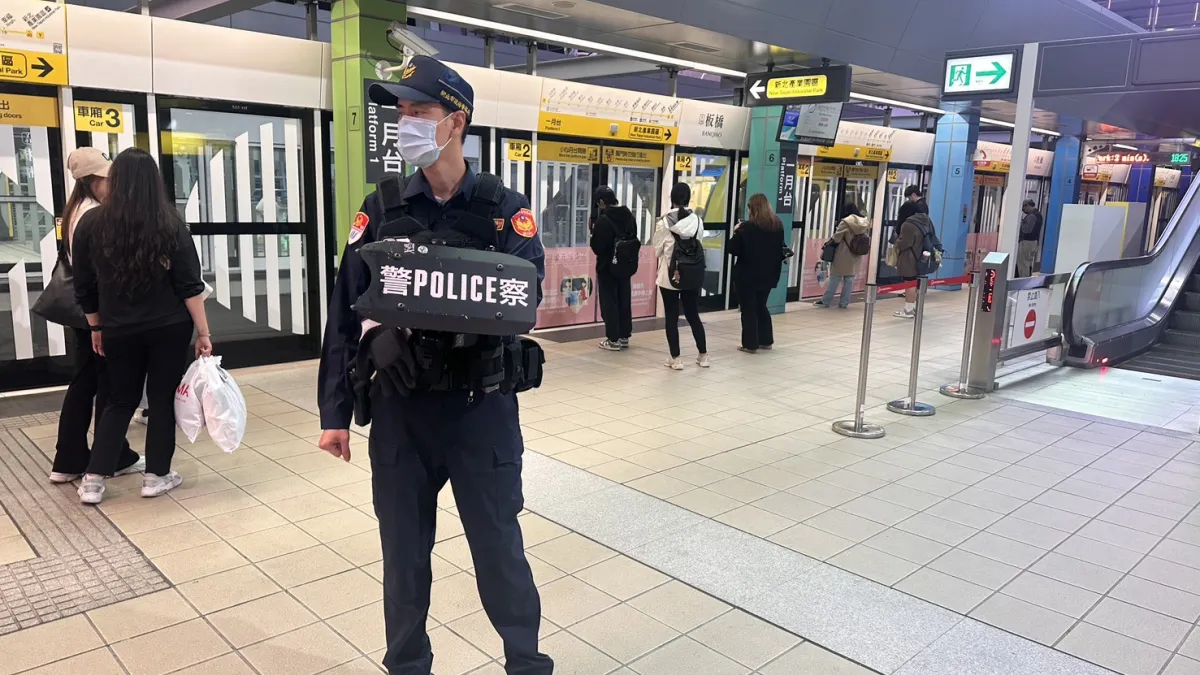 台北車站及台北捷運中山站周邊19日晚間發生丟擲煙霧彈及持刀隨機傷人案,造成9人傷亡,警方加派警力進駐捷運站。(資料照,警政署提供)