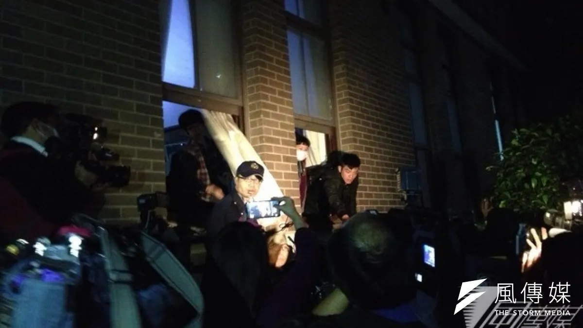 反服貿學生晚間一度攻進行政院長室,圖為攻進政務委員陳希舜的辦公室。(姚惠珍攝)