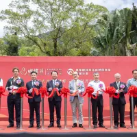 天成逸旅-蝴蝶谷2026年3月18日舉行盛大開幕,由農業部林業及自然保育署副署長張岱(右6)丶花蓮分署長黃群策(右5)丶天成飯店集團董事長張茂松(左6)、副董事長張東豪(左5)與會貴賓一起共同剪綵慶賀。(圖/天成逸旅-蝴蝶谷提供) 天成逸旅-蝴蝶谷2026年3月18日舉行盛大開幕,由農業部林業及自然保育署副署長張岱(右6)丶花蓮分署長黃群策(右5)丶天成飯店集團董事長張茂松(左6)、副董事長張東豪(左5)與會貴賓一起共同剪綵慶賀。(圖/天成逸旅-蝴蝶谷提供)