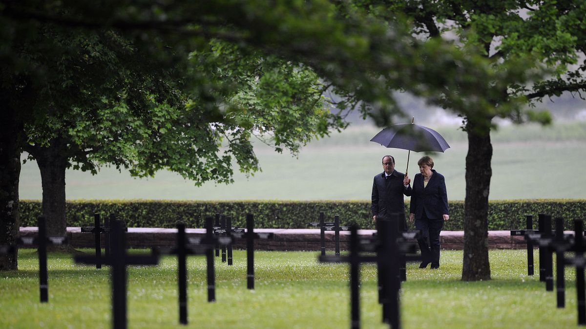 凡爾登戰役古戰場的陣亡將士墓園,法、德兩國領導人(美聯社) 凡爾登戰役古戰場的陣亡將士墓園,法、德兩國領導人(美聯社)