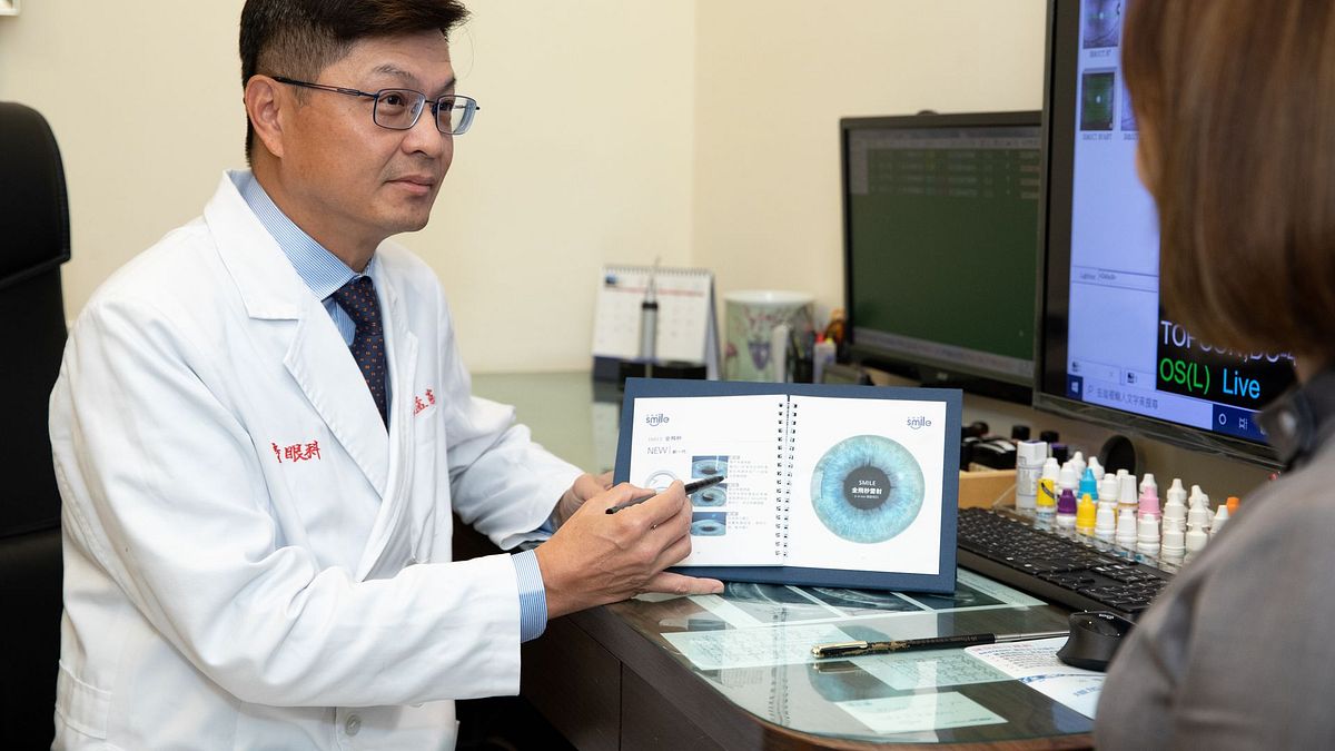 高雄澄清眼科總院長吳孟憲分享 SMILE 近視雷射技術及注意事項。(圖片來源:高雄澄清眼科) 高雄澄清眼科總院長吳孟憲分享 SMILE 近視雷射技術及注意事項。(圖片來源:高雄澄清眼科)