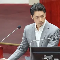 選舉攻防可以檢驗台北市長蔣萬安,但不能拿他未成年的兒子當標靶。圖為蔣萬安市議會備詢。(柯承惠攝) 選舉攻防可以檢驗台北市長蔣萬安,但不能拿他未成年的兒子當標靶。圖為蔣萬安市議會備詢。(柯承惠攝)