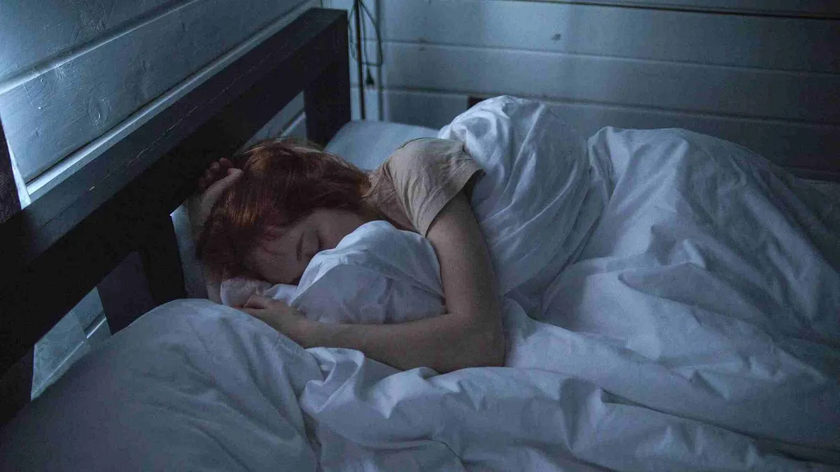 睡覺時若突遇地震,切勿急於離床,應立即轉身趴下,臉部朝下,雙腳縮起,並利用枕頭保護頭部與頸部,保持此姿勢直到搖晃停止。(示意圖/取自pexels) 睡覺時若突遇地震,切勿急於離床,應立即轉身趴下,臉部朝下,雙腳縮起,並利用枕頭保護頭部與頸部,保持此姿勢直到搖晃停止。(示意圖/取自pexels)