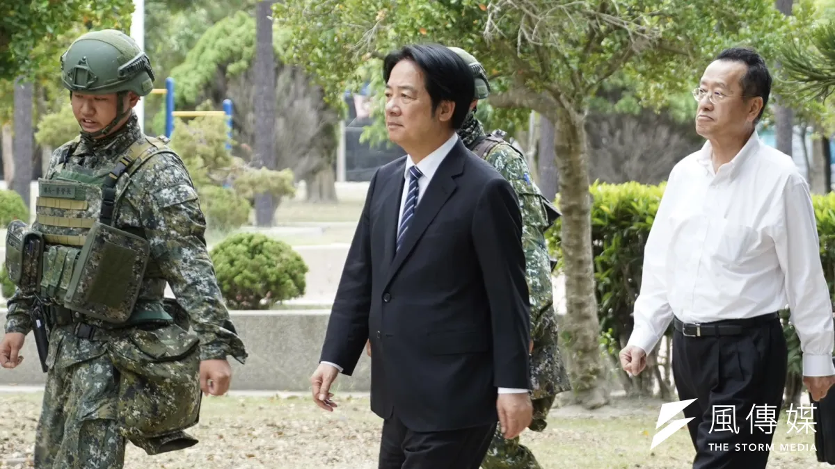 從賴清德以「台灣」為主軸的國慶演說到「TAIWAN ARMY」臂章的出現,民進黨政府正以語言與象徵逐步重塑軍隊的政治意涵。(資料照,張曜麟攝)