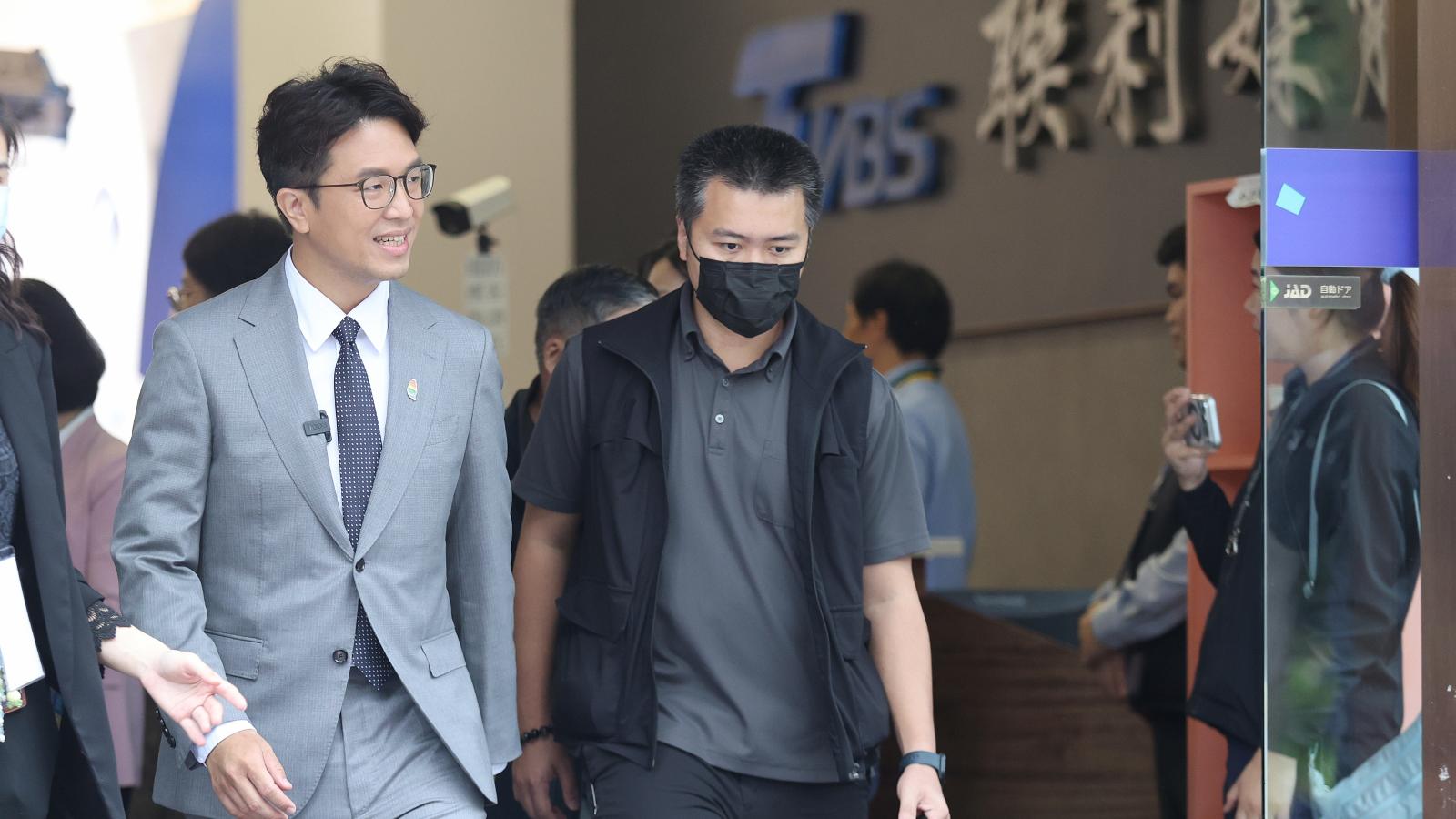 誰要求沈伯洋辯論直播關彈幕?TVBS不滿背黑鍋:與三立共同決策,沈為何卻只點名TVBS