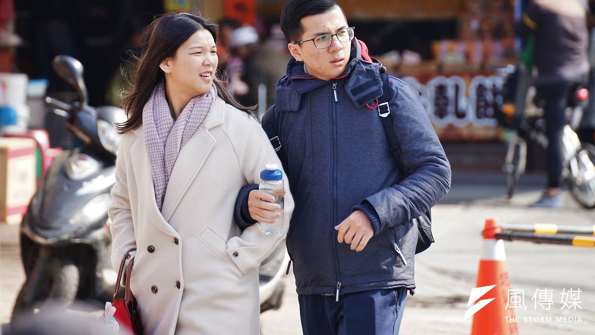 寒流來襲,淡水甚至出現6度低溫,民眾出門皆穿著厚重衣物。(盧逸峰攝) 寒流來襲,淡水甚至出現6度低溫,民眾出門皆穿著厚重衣物。(盧逸峰攝)