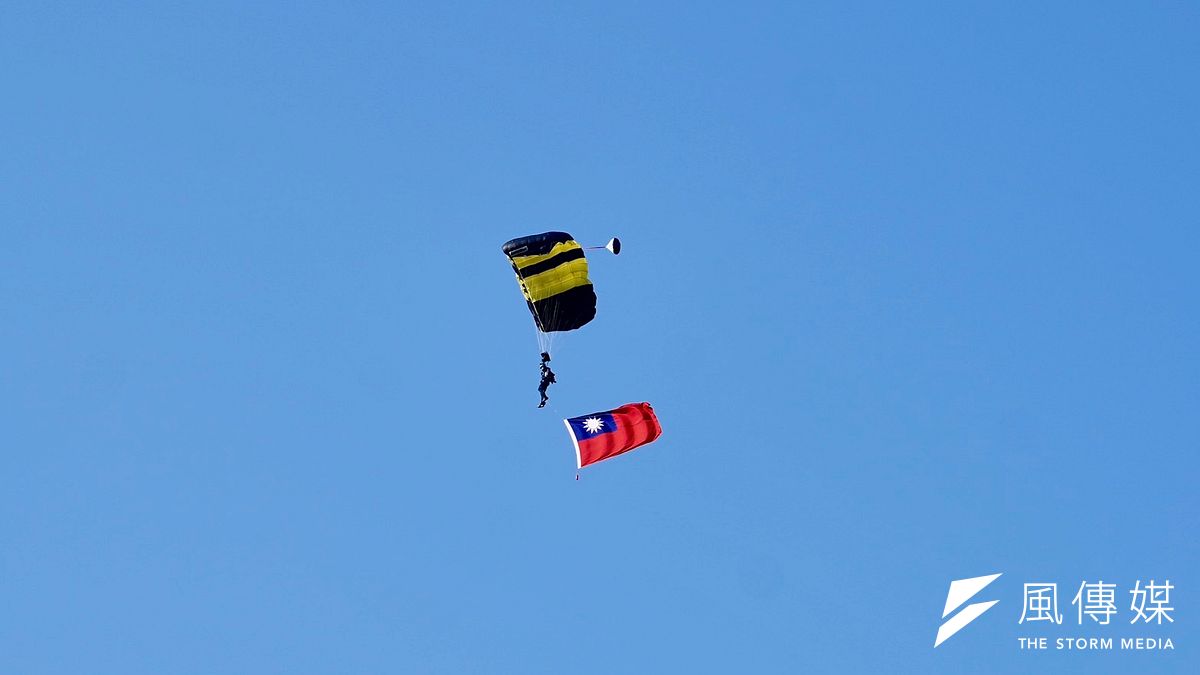 神龍小組與傘訓學員20日及則於屏東潮州跳傘場進行訓練。(張曜麟攝) 神龍小組與傘訓學員20日及則於屏東潮州跳傘場進行訓練。(張曜麟攝)