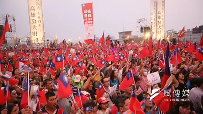 國民黨目前枱面上的天王都很難複製韓國瑜模式。圖為高雄市韓國瑜競選時鳳山造勢旗海飄揚。(新新聞柯承惠攝)