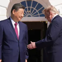 24日、ホワイトハウスで会談する習近平中国国家主席とトランプ米大統領。(AP通信) 24日、ホワイトハウスで会談する習近平中国国家主席とトランプ米大統領。(AP通信)