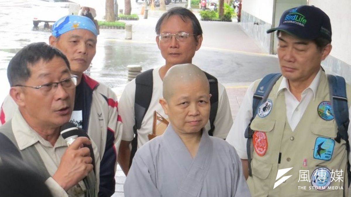 環保團體領導人賴榮孝與釋照慧等人22日會見總統馬英九,針對核四爭議有一番討論。(仇佩芬攝) 環保團體領導人賴榮孝與釋照慧等人22日會見總統馬英九,針對核四爭議有一番討論。(仇佩芬攝)