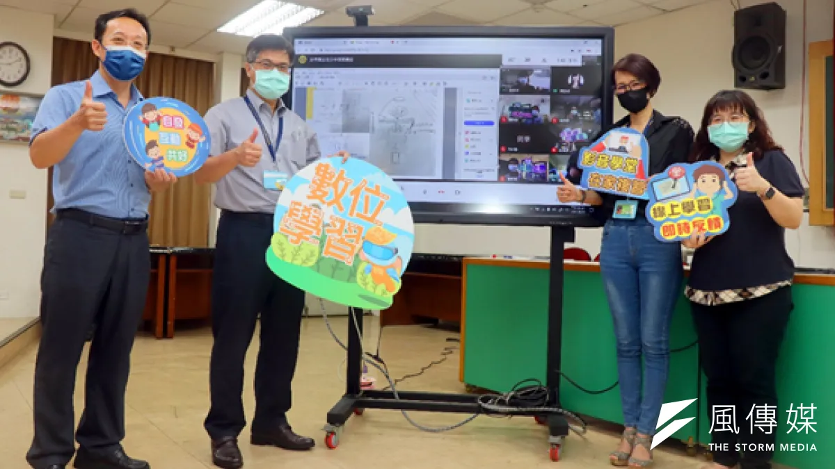 高雄市「達學堂」提供教師線上直播開課,於疫期期間,鼓勵居家防疫學習持續,透過平台的線上學習資源與多元課程內容,讓學生與教師都能在家線上自學、共學與線上教學,一起加入「停課不停學」的自主學習行列。(圖/徐炳文攝)