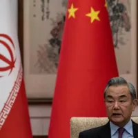 中國外交部長王毅在衝突爆發後與伊朗外長通了電話。(圖片來源:via 華爾街日報) 中國外交部長王毅在衝突爆發後與伊朗外長通了電話。(圖片來源:via 華爾街日報)