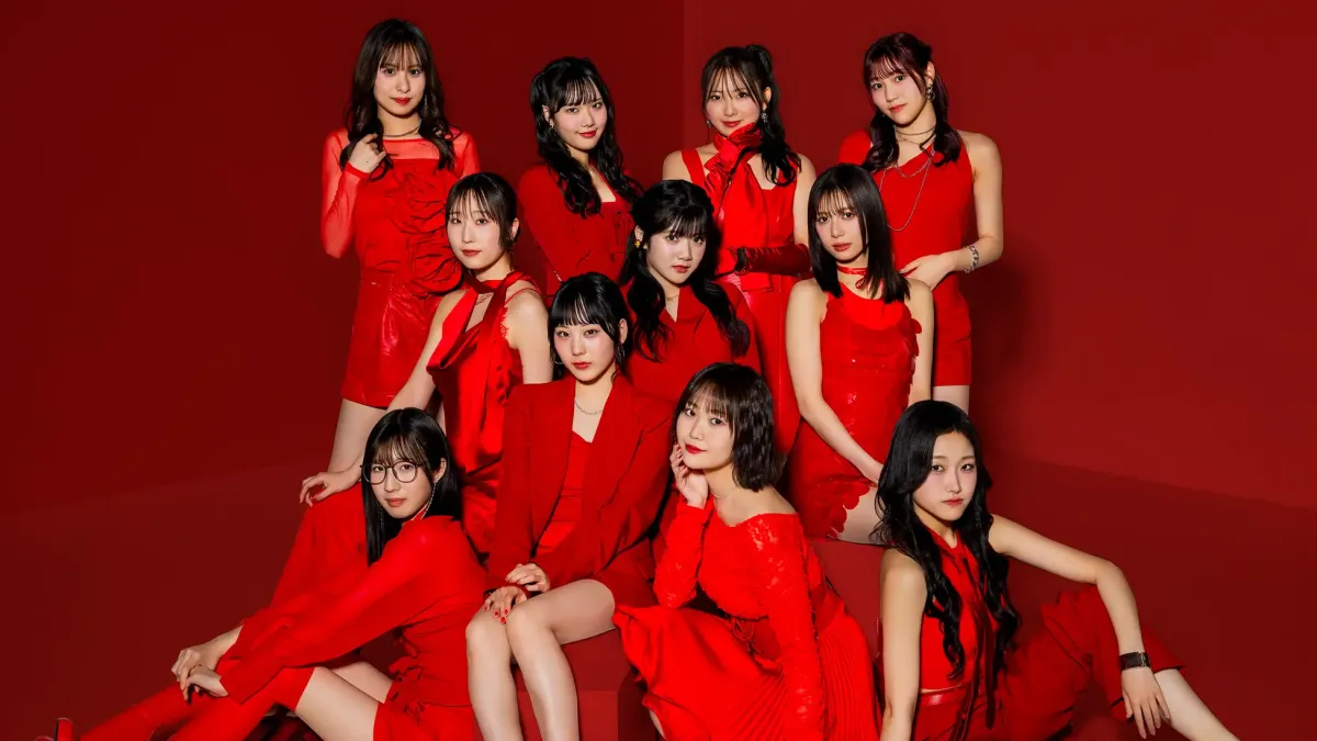 アニメ『傷だらけ聖女より報復をこめて Season2』の主題歌が、Juice=Juiceの新曲「華麗なるリベンジャー」に決定。楽曲を使用したPVや、10月からの配信情報も公開された。(©編乃肌/SORAJIMA/「傷だらけ聖女2」製作委員会)